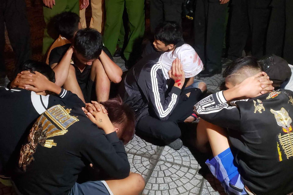 Các đối tượng đua xe trái phép bị bắt giữ. (Ảnh: Hoàng Hùng/TTXVN)