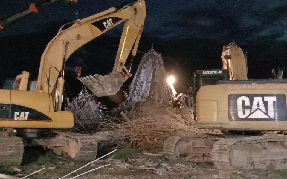 Lực lượng cứu hộ làm việc trong đêm. (Ảnh: Fresh News)