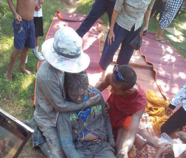 Các nạn nhân trong vụ sập chùa. (Ảnh: Fresh News)