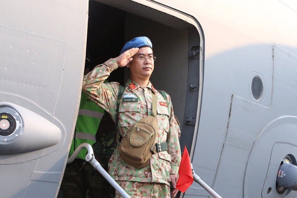 Cán bộ, chiến sĩ Bệnh viện dã chiến cấp 2 số 2 chào tạm biệt người thân và đồng đội lên đường làm nhiệm vụ tại Phái bộ Nam Sudan. (Ảnh: Dương Giang/TTXVN)