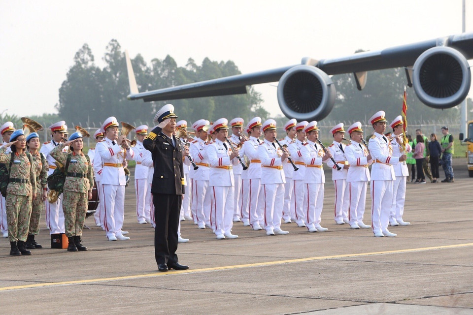 Cán bộ, chiến sỹ Bệnh viện dã chiến cấp 2 số 2 thực hiện nghi thức chào cờ Tổ quốc trước khi rời Hà Nội sang Phái bộ Nam Sudan thực hiện nhiệm vụ. (Ảnh: Dương Giang/TTXVN)