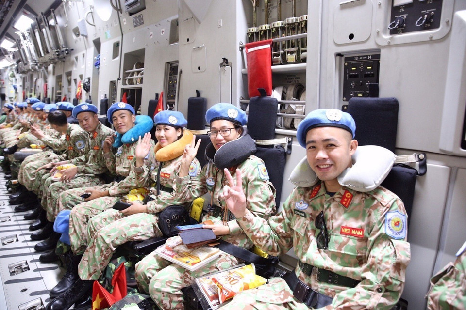 Cán bộ, chiến sĩ Bệnh viện dã chiến cấp 2 số 2 trên máy bay vận tải quân sự Boeing C-17 Globemaster III của Không quân hoàng gia Australia trước giờ lên đường làm nhiệm vụ tại Phái bộ Nam Sudan. (Ảnh: Dương Giang/TTXVN)