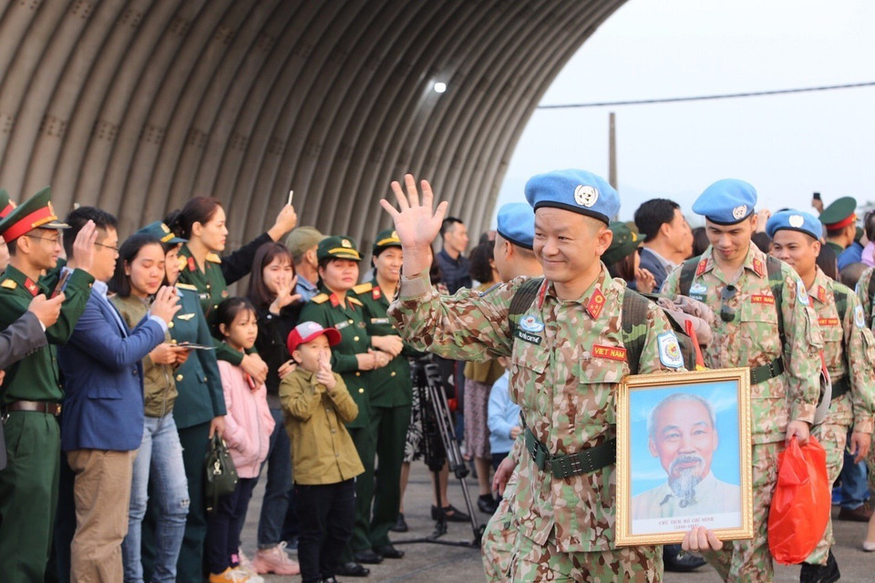 Cán bộ, chiến sỹ Bệnh viện dã chiến cấp 2 số 2 chào tạm biệt người thân và đồng đội lên đường làm nhiệm vụ tại Phái bộ Nam Sudan. (Ảnh: Dương Giang/TTXVN)