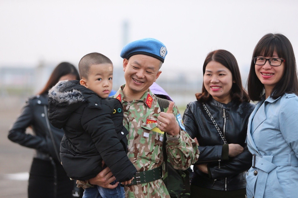 Cán bộ, chiến sỹ Bệnh viện dã chiến cấp 2 số 2 chào tạm biệt người thân và đồng đội lên đường làm nhiệm vụ tại Phái bộ Nam Sudan. (Ảnh: Dương Giang/TTXVN)