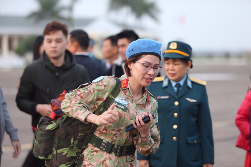 Cán bộ, chiến sỹ Bệnh viện dã chiến cấp 2 số 2 chào tạm biệt người thân và đồng đội lên đường làm nhiệm vụ tại Phái bộ Nam Sudan. (Ảnh: Dương Giang/TTXVN)