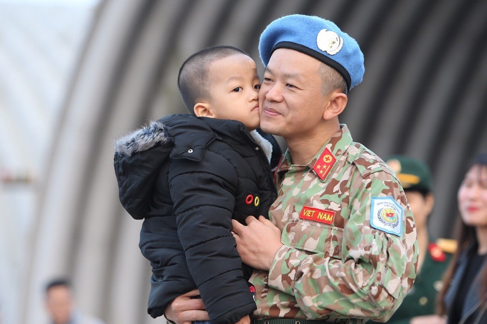 Cán bộ, chiến sỹ Bệnh viện dã chiến cấp 2 số 2 chào tạm biệt người thân và đồng đội lên đường làm nhiệm vụ tại Phái bộ Nam Sudan. (Ảnh: Dương Giang/TTXVN)