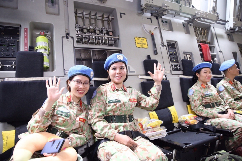 Cán bộ, chiến sĩ Bệnh viện dã chiến cấp 2 số 2 trên máy bay vận tải quân sự Boeing C-17 Globemaster III của Không quân hoàng gia Australia trước giờ lên đường làm nhiệm vụ tại Phái bộ Nam Sudan. (Ảnh: Dương Giang/TTXVN)