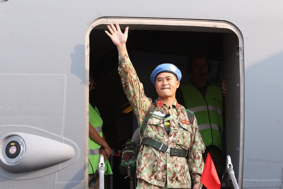 Cán bộ, chiến sĩ Bệnh viện dã chiến cấp 2 số 2 chào tạm biệt người thân và đồng đội lên đường làm nhiệm vụ tại Phái bộ Nam Sudan. (Ảnh: Dương Giang/TTXVN)