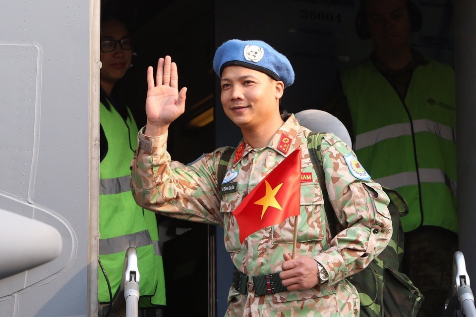 Cán bộ, chiến sĩ Bệnh viện dã chiến cấp 2 số 2 chào tạm biệt người thân và đồng đội lên đường làm nhiệm vụ tại Phái bộ Nam Sudan. (Ảnh: Dương Giang/TTXVN)