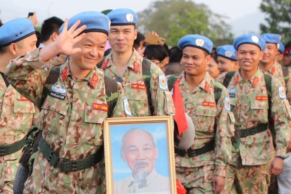 Cán bộ, chiến sỹ Bệnh viện dã chiến cấp 2 số 2 chào tạm biệt người thân và đồng đội lên đường làm nhiệm vụ tại Phái bộ Nam Sudan. (Ảnh: Dương Giang/TTXVN)