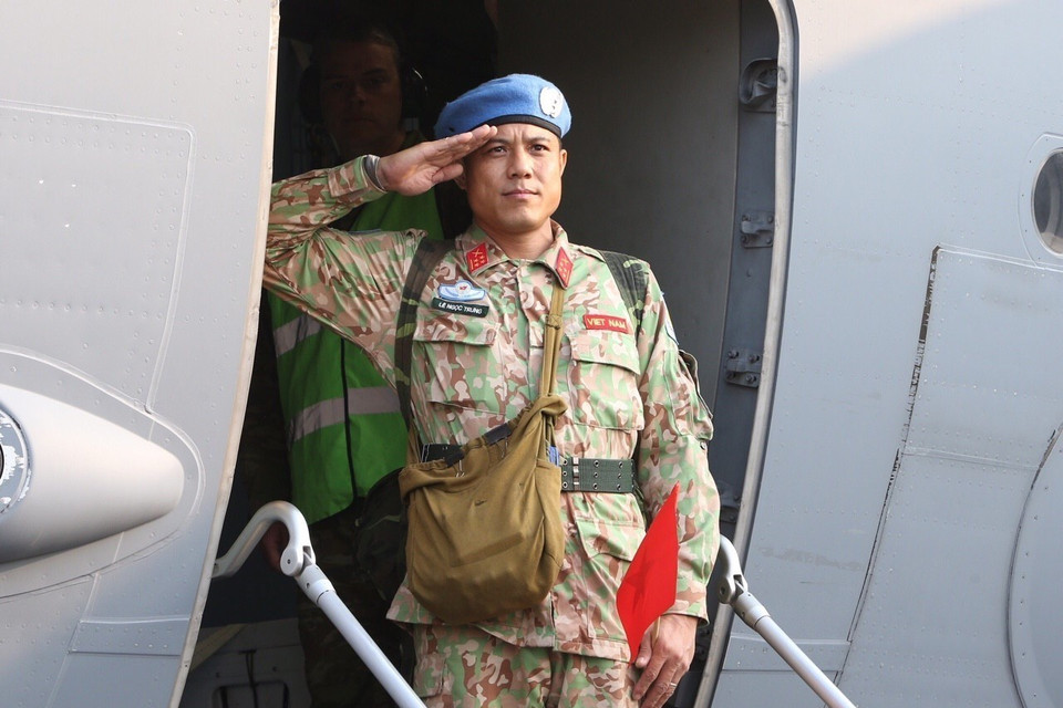 Cán bộ, chiến sỹ Bệnh viện dã chiến cấp 2 số 2 chào tạm biệt người thân và đồng đội lên đường làm nhiệm vụ tại Phái bộ Nam Sudan. (Ảnh: Dương Giang/TTXVN)