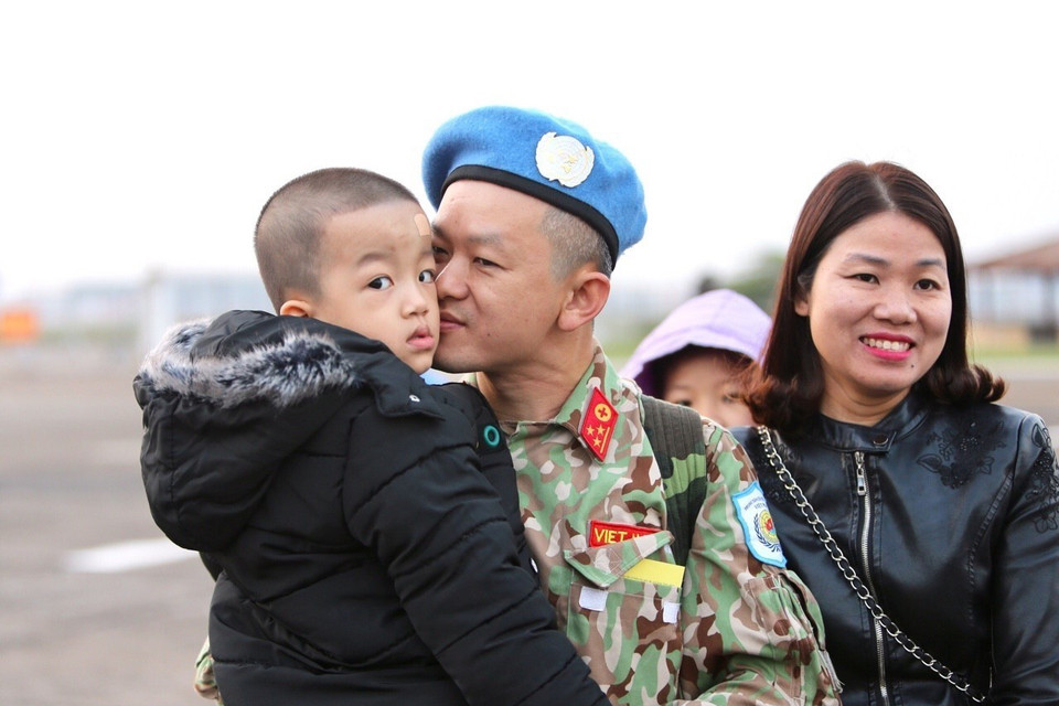 Cán bộ, chiến sỹ Bệnh viện dã chiến cấp 2 số 2 chào tạm biệt người thân và đồng đội lên đường làm nhiệm vụ tại Phái bộ Nam Sudan. (Ảnh: Dương Giang/TTXVN)