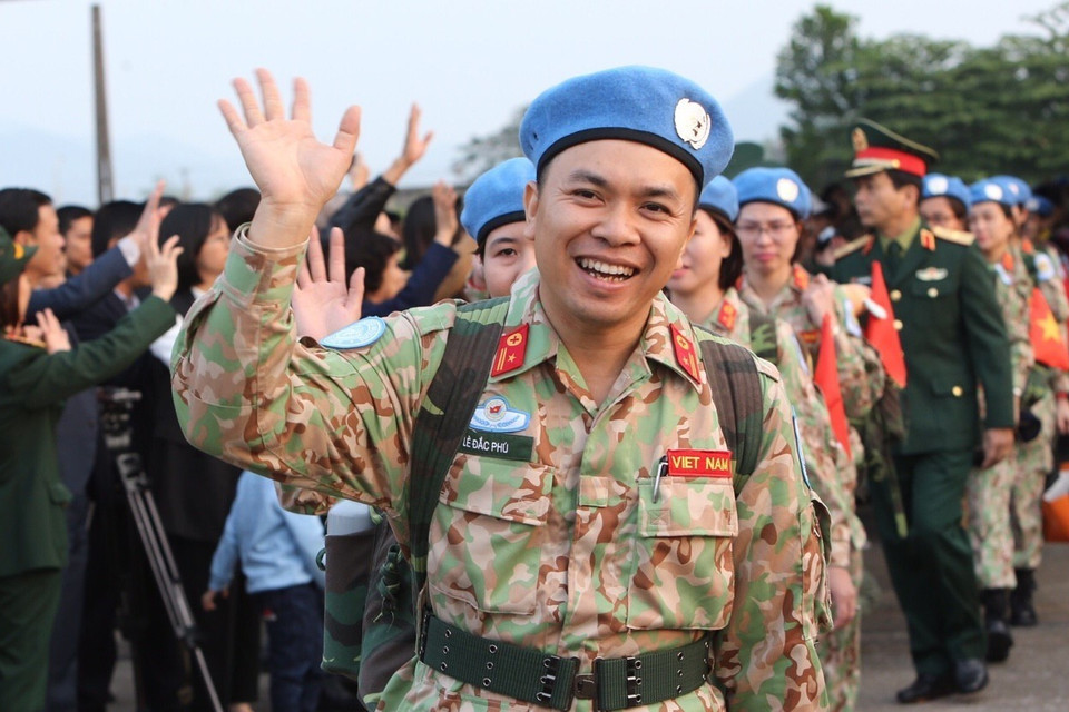 Cán bộ, chiến sỹ Bệnh viện dã chiến cấp 2 số 2 chào tạm biệt người thân và đồng đội lên đường làm nhiệm vụ tại Phái bộ Nam Sudan. (Ảnh: Dương Giang/TTXVN)