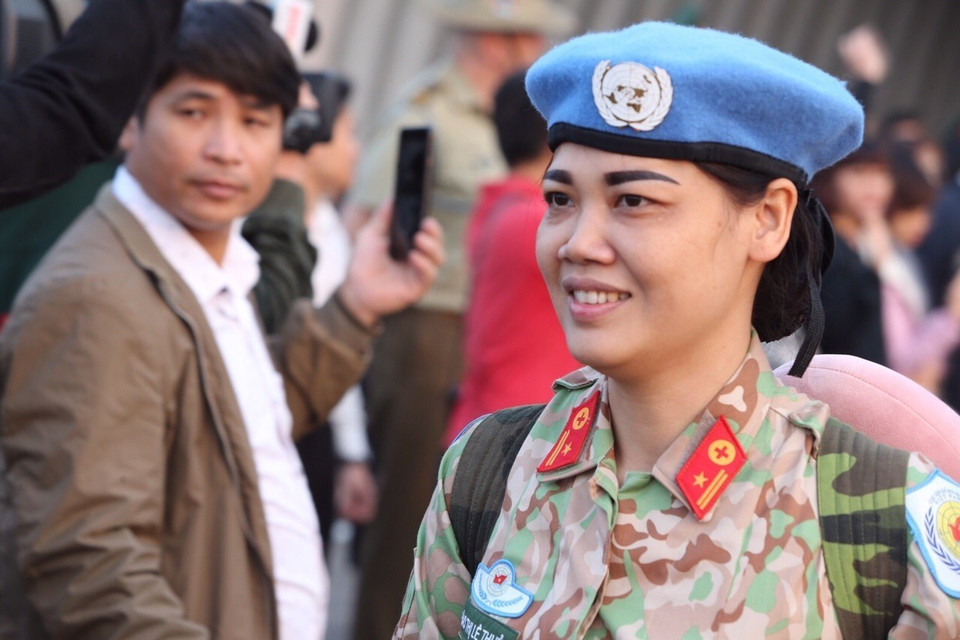 Cán bộ, chiến sỹ Bệnh viện dã chiến cấp 2 số 2 chào tạm biệt người thân và đồng đội lên đường làm nhiệm vụ tại Phái bộ Nam Sudan. (Ảnh: Dương Giang/TTXVN)