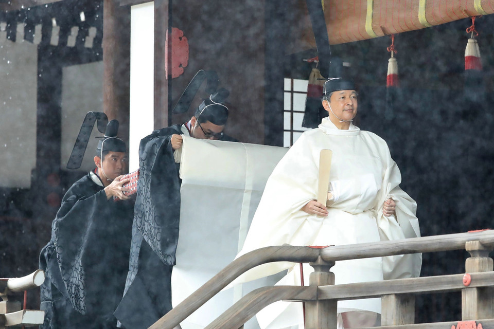 Nhật hoàng Naruhito làm lễ tại Điện thờ cung Hoàng gia ở Tokyo, trước lễ Đăng quang ngày 22/10/2019. (Ảnh: Kyodo/TTXVN)