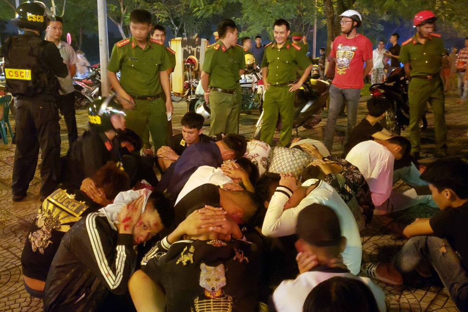 Hơn 20 đối tượng đua xe trái phép bị lực lượng chức năng tỉnh Vĩnh Phúc bắt giữ. (Ảnh: Hoàng Hùng/TTXVN)