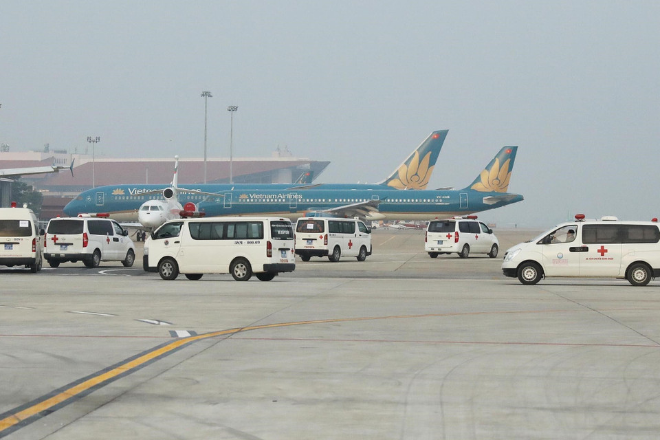 Đoàn xe đưa các thi thể nạn nhân thiệt mạng tại Anh rời sân bay quốc tế Nội Bài trở về quê nhà. (Ảnh: Lâm Khánh/TTXVN)