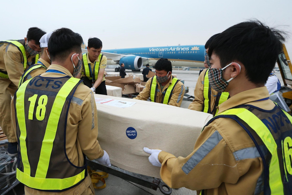 Nhân viên sân bay quốc tế Nội Bài vận chuyển thi thể các nạn nhân lên ôtô để đưa về quê nhà. (Ảnh: Lâm Khánh/TTXVN)