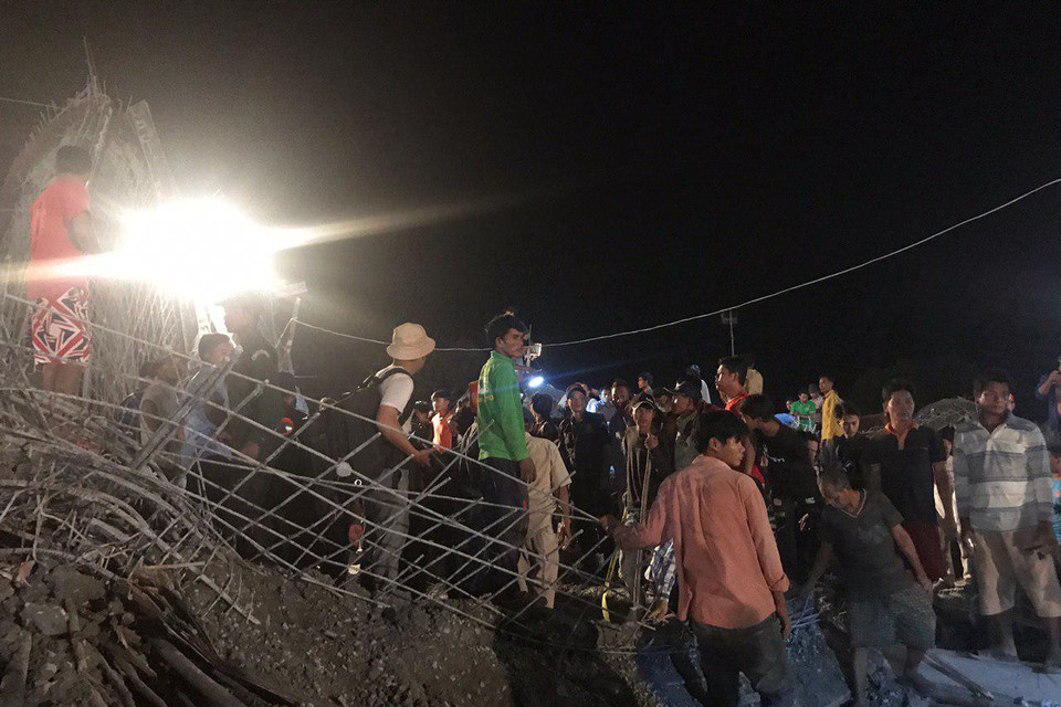 Lực lượng cứu hộ làm việc trong đêm. (Ảnh: Fresh News)