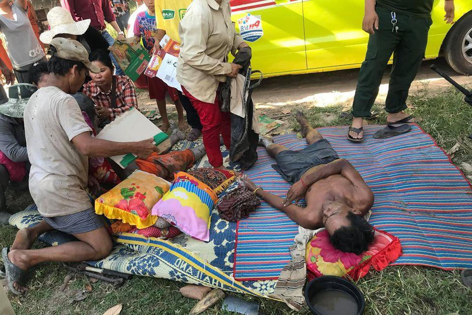 Các nạn nhân trong vụ sập chùa. (Ảnh: Fresh News)