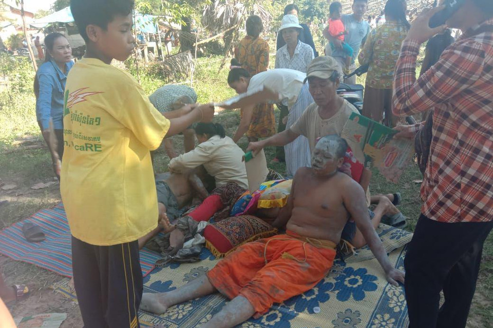 Các nạn nhân trong vụ sập chùa. (Ảnh: Fresh News)