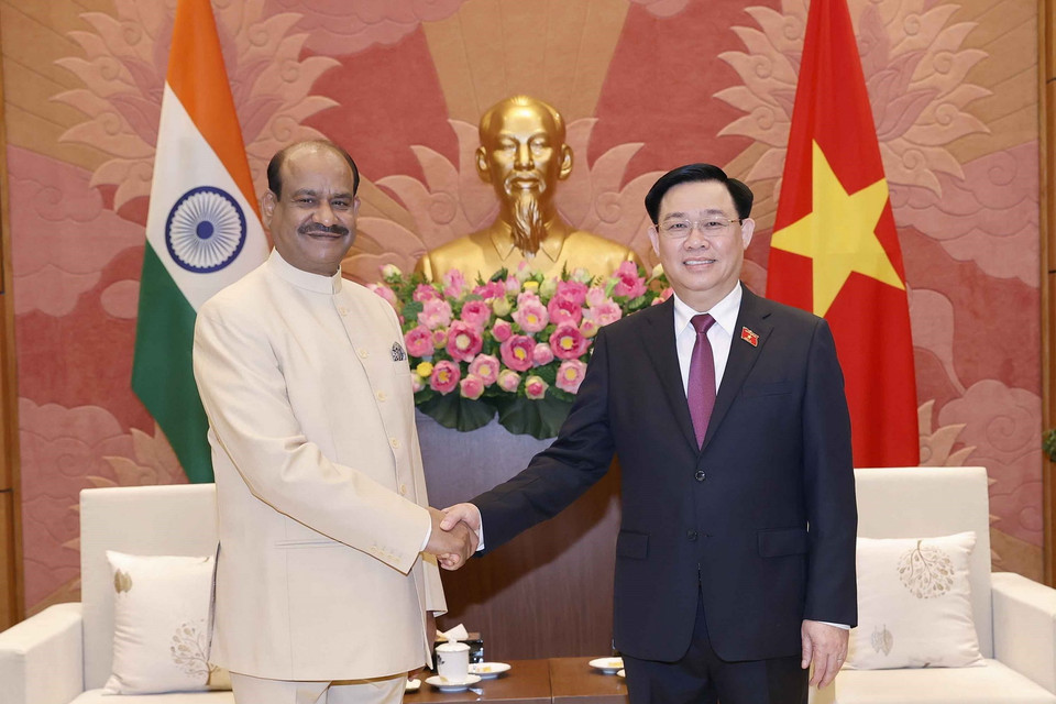 Chủ tịch Quốc hội Vương Đình Huệ đón Chủ tịch Hạ nghị viện Cộng hòa Ấn Độ Om Birla sang thăm chính thức Việt Nam. (Ảnh: Doãn Tấn/TTXVN)