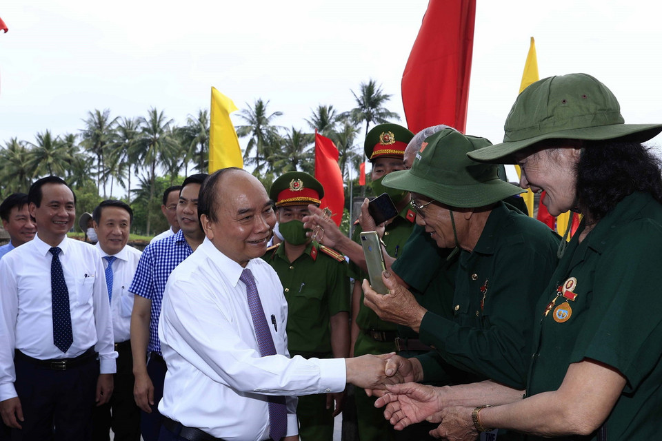 Chủ tịch nước Nguyễn Xuân Phúc và các cựu chiến binh đến dâng hương, dâng hoa tưởng niệm các Anh hùng liệt sỹ tại Thành cổ Quảng trị. (Ảnh: Thống Nhất/TTXVN)