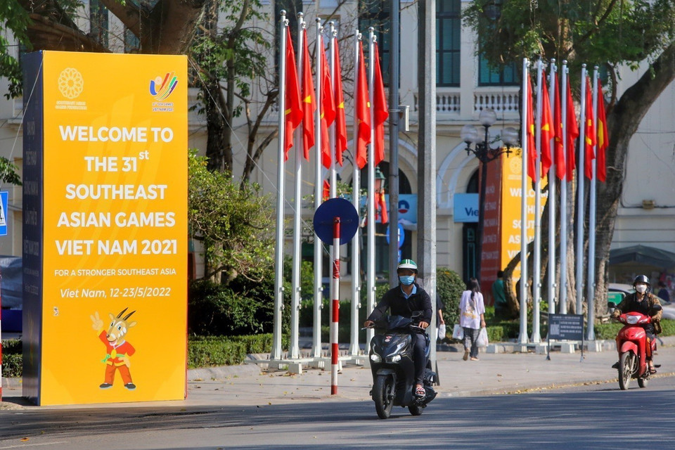 Pano, áp phích tuyên truyền SEA Games 31 được đặt tại khu vực Hồ Hoàn Kiếm. (Ảnh: Tuấn Đức/TTXVN)