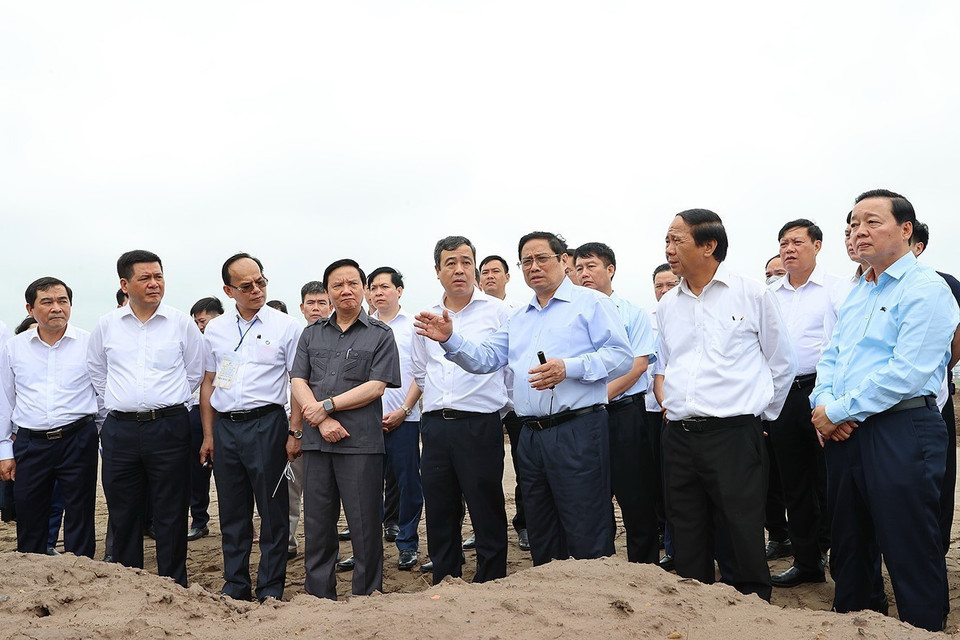 Thủ tướng Phạm Minh Chính khảo sát hoạt động của Khu Kinh tế Thái Bình. (Ảnh: Dương Giang/TTXVN)