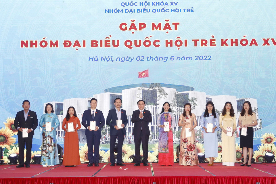 Chủ tịch Quốc hội Vương Đình Huệ tặng quà lưu niệm cho đại diện Nhóm Đại biểu Quốc hội Trẻ khóa XV. (Ảnh: Doãn Tấn/TTXVN)