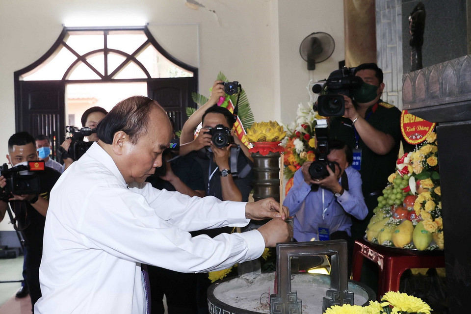 Sáng 29/4, Chủ tịch nước dâng hương tưởng niệm Tổng Bí thư Lê Duẩn. (Ảnh: Thống Nhất/TTXVN)