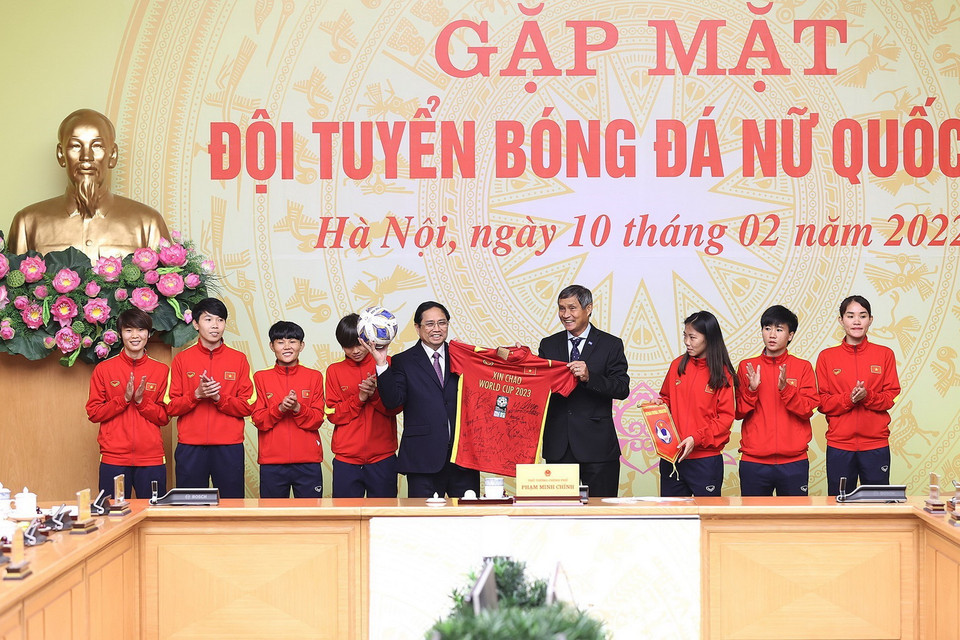  Đội tuyển Nữ Việt Nam tặng quà lưu niệm cho Thủ tướng Phạm Minh Chính. (Ảnh: Dương Giang/TTXVN)