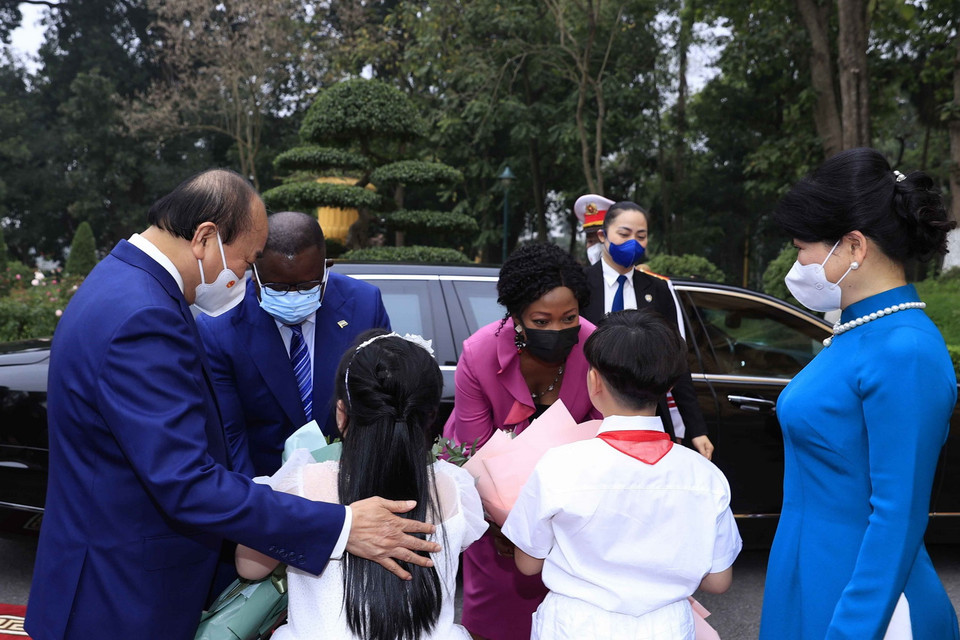 Thiếu nhi Thủ đô Hà Nội tặng hoa Tổng thống Cộng hòa Sierra Leone Julius Maada Bio và Phu nhân tại Lễ đón. (Ảnh: Thống Nhất/TTXVN) 
