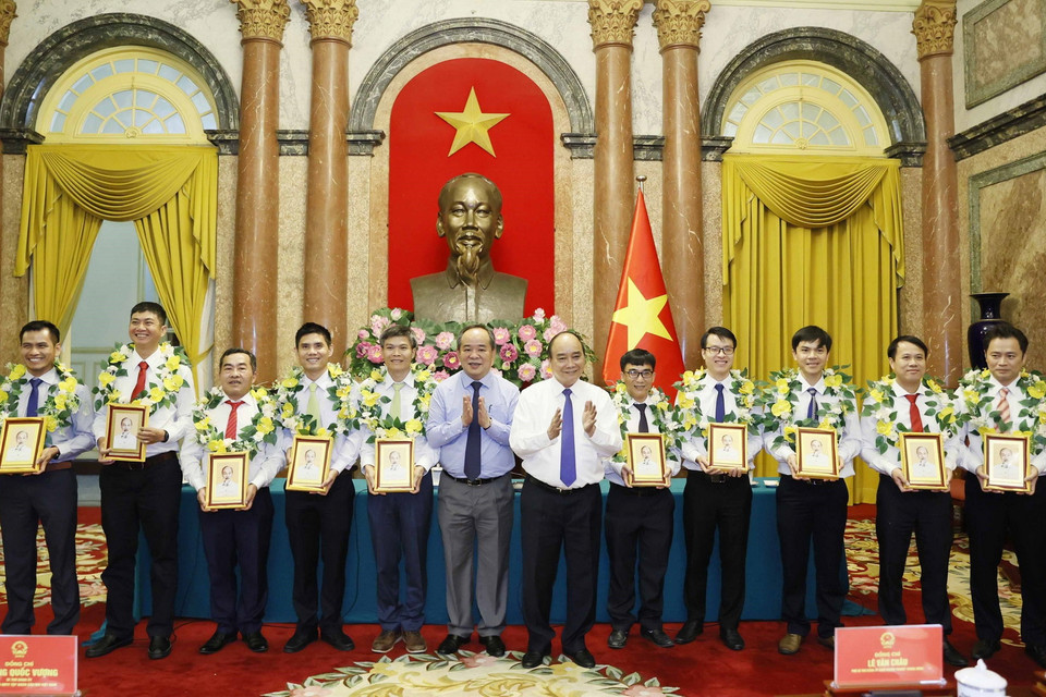 Chủ tịch nước Nguyễn Xuân Phúc tặng chân dung Chủ tịch Hồ Chí Minh cho cán bộ, công nhân lao động tiêu biểu ngành Dầu khí. (Ảnh: Thống Nhất/TTXVN) nam lao