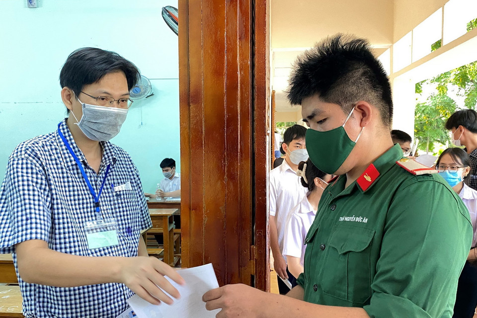  Thí sinh Trần Nguyễn Đức Ân, chiến stx Đại đội Thiết giáp 74 thuộc Bộ Chỉ huy Quân sự tỉnh Bình Định là 1 trong gần 400 thí sinh tự do tại Bình Định tham gia kỳ thi tốt nghiệp THPT năm 2022. (Ảnh: Văn Dũng/TTXVN)