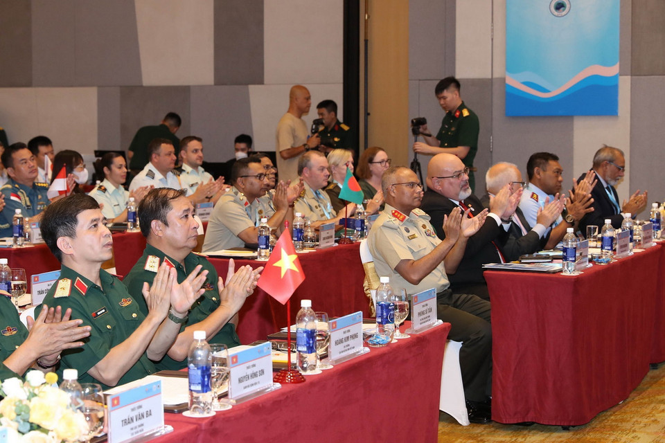 Trung tướng Phùng Sĩ Tấn, Phó Tổng Tham mưu trưởng Quân đội Nhân dân Việt Nam cùng các đại biểu tham dự hội thảo. (Ảnh: Trọng Đức/TTXVN)