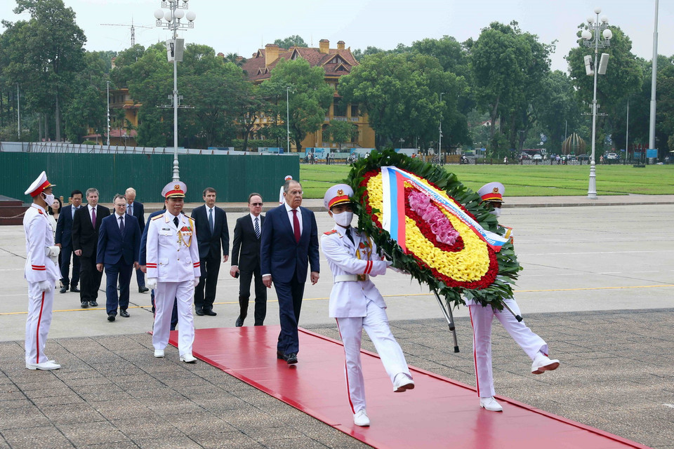  Bộ trưởng Ngoại giao Liên bang Nga Sergey Lavrov vào Lăng viếng Chủ tịch Hồ Chí Minh. (Ảnh: Phạm Kiên/TTXVN)