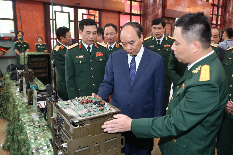 Chủ tịch nước Nguyễn Xuân Phúc tham quan trưng bày sản phẩm khoa học, công nghệ lĩnh vực quân sự, quốc phòng. (Ảnh: Trọng Đức/TTXVN)