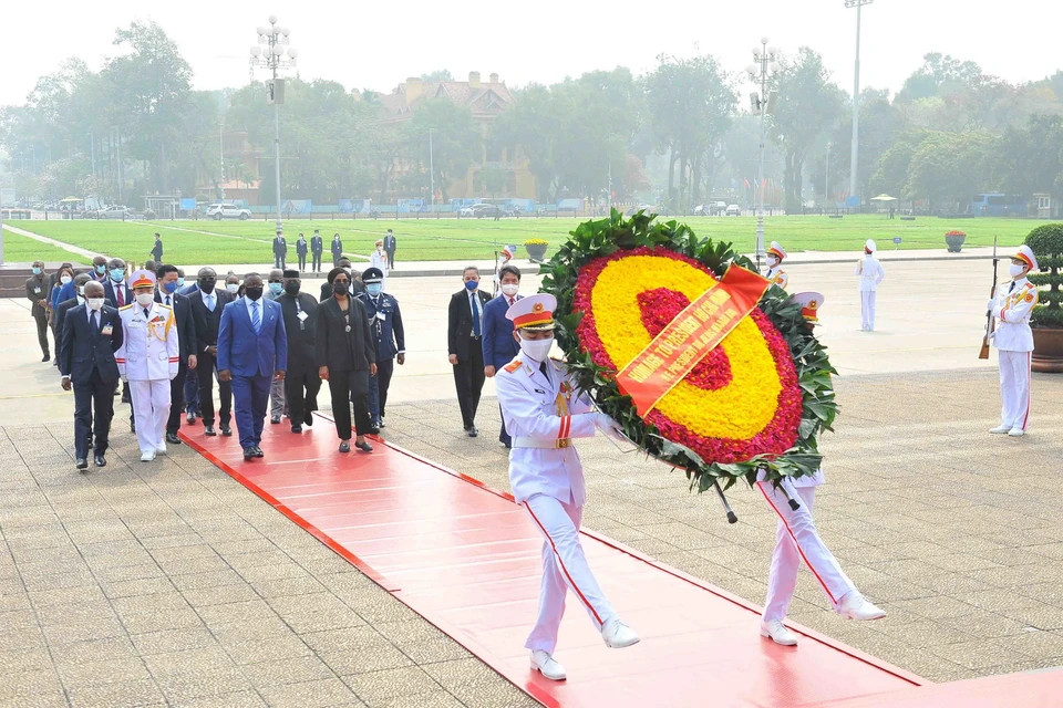 Tổng thống Julius Maada Bio và Phu nhân cùng các thành viên trong đoàn đến đặt hoa và vào Lăng viếng Chủ tịch Hồ Chí Minh. (Ảnh: Minh Đức/TTXVN)