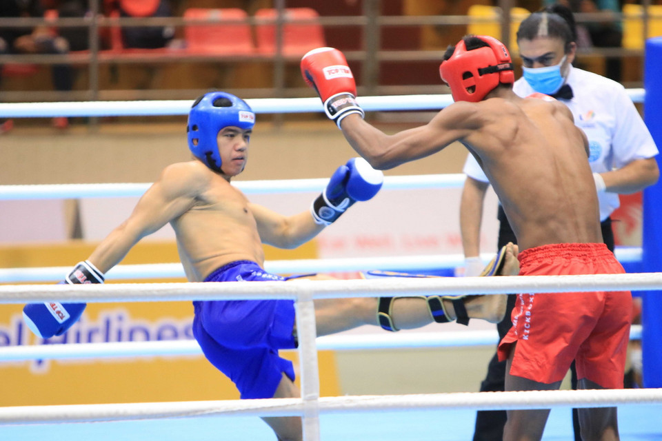 Cú đá của vận động viên Nazri-Bin-Sutari Muhammad của đội Singapore (xanh) với vận động viên Chhoeung Lvay của đội Campuchia (đỏ), ở nội dung Low Kick, hạng cân dưới 71kg với tỷ số 3-0. (Ảnh: Thanh Thương/TTXVN)