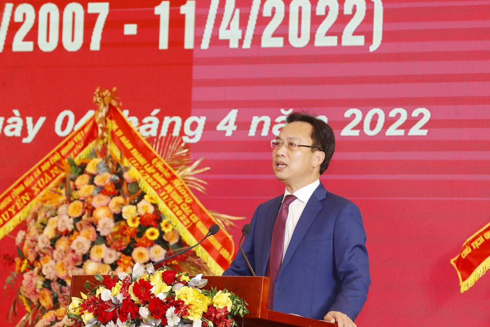 Ông Lại Xuân Lâm, Phó Bí thư Đảng uỷ Khối các cơ quan Trung ương giới thiệu đại biểu. (Ảnh: Phương Hoa/TTXVN)