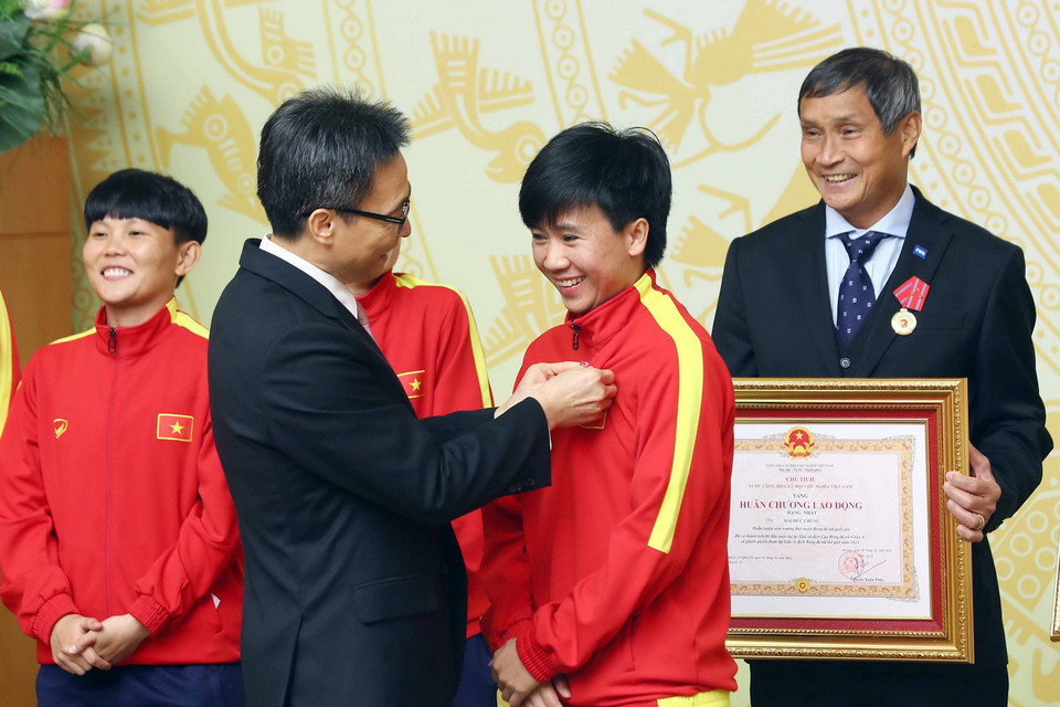  Phó Thủ tướng Vũ Đức Đam gắn Huân chương Lao động hạng Nhì, hạng Ba cho các cầu thủ Đội tuyển Bóng đá Nữ Việt Nam có thành tích xuất sắc. (Ảnh: Phạm Kiên/TTXVN)