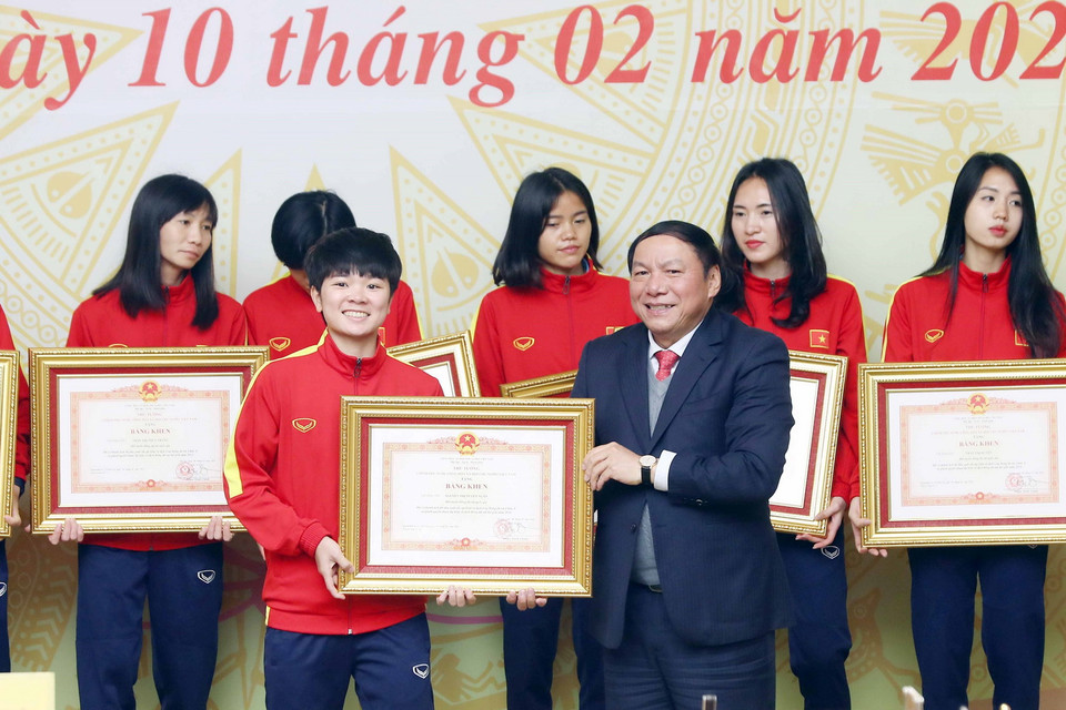 Trao Bằng Khen của Thủ tướng Chính phủ cho các thành viên Ban Huấn luyện và cầu thủ Đội tuyển Bóng đá Nữ Việt Nam. (Ảnh: Phạm Kiên/TTXVN)