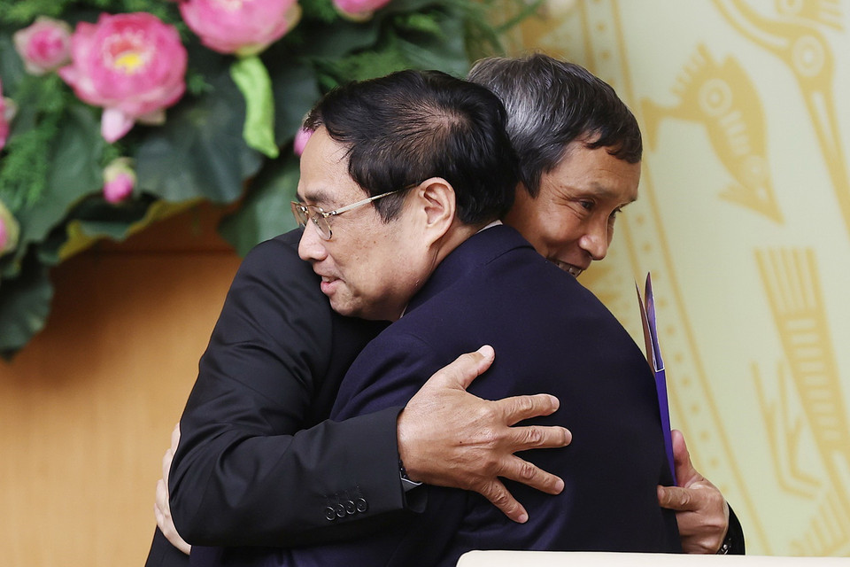  Thủ tướng Phạm Minh Chính chúc mừng Huấn luyện viên Mai Đức Chung. (Ảnh: Dương Giang/TTXVN)