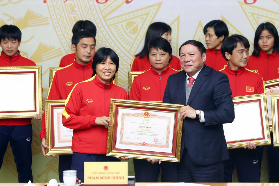  Bộ trưởng Bộ Văn hóa, Thể thao và Du Lịch Nguyễn Văn Hùng trao Bằng Khen của Thủ tướng Chính phủ cho các thành viên Ban Huấn luyện và cầu thủ Đội tuyển Bóng đá Nữ Việt Nam. (Ảnh: Phạm Kiên/TTXVN)