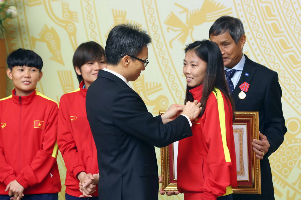  Phó Thủ tướng Vũ Đức Đam gắn Huân chương Lao động hạng Nhì, hạng Ba cho các cầu thủ Đội tuyển Bóng đá Nữ Việt Nam có thành tích xuất sắc. (Ảnh: Phạm Kiên/TTXVN)
