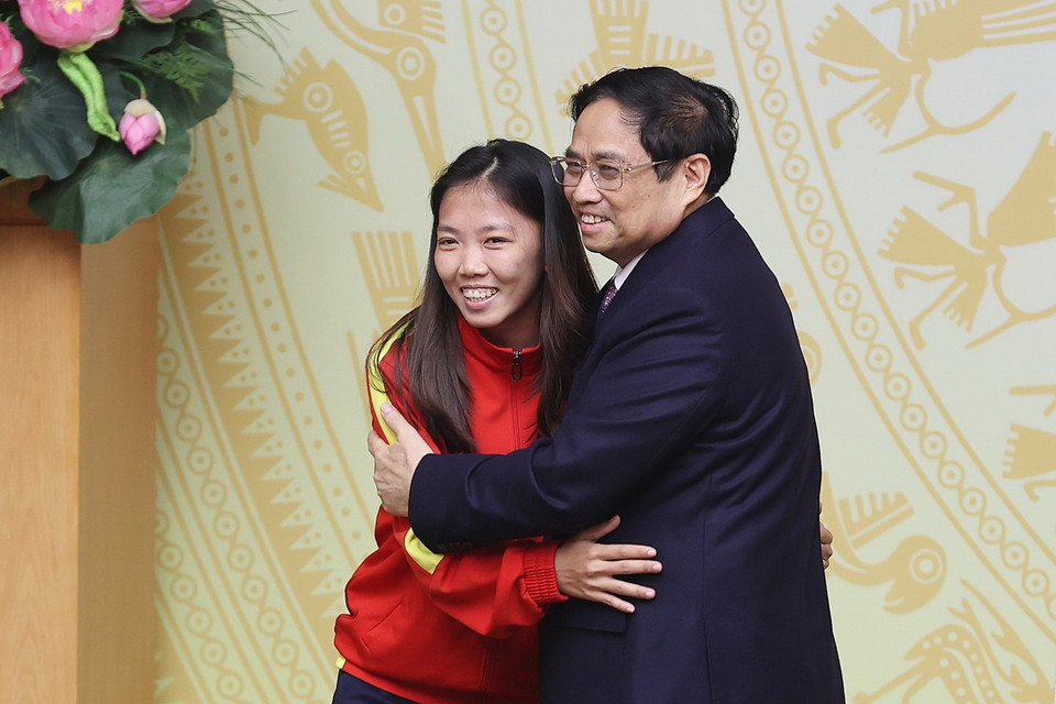  Thủ tướng Phạm Minh Chính động viên đội trưởng Đội Bóng đá Nữ Huỳnh Như. (Ảnh: Dương Giang/TTXVN)