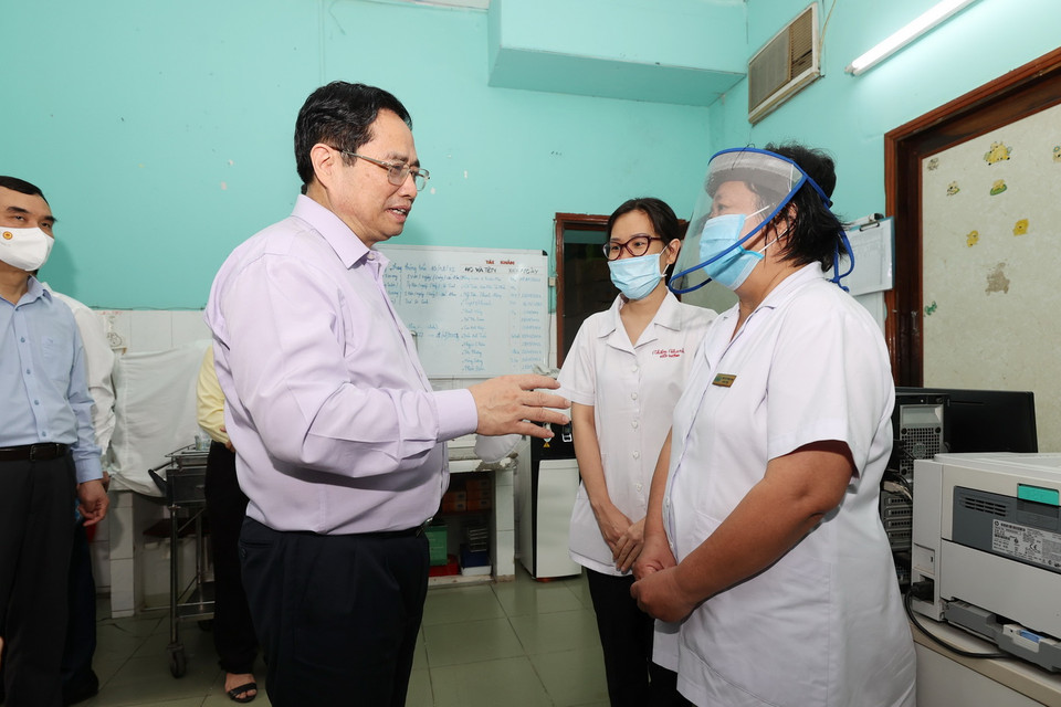  Thủ tướng Phạm Minh Chính chia sẻ cùng cán bộ, nhân viên Trung tâm Bảo trợ trẻ tàn tật mồ côi Thị Nghè. (Ảnh: Dương Giang/TTXVN)