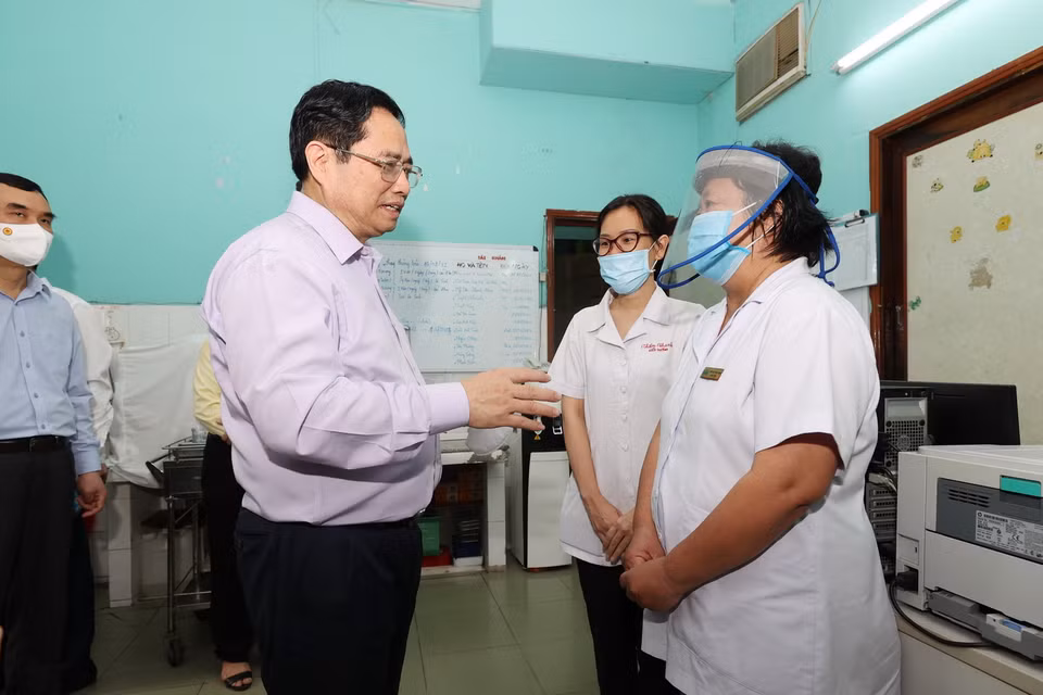  Thủ tướng Phạm Minh Chính chia sẻ cùng cán bộ, nhân viên Trung tâm Bảo trợ trẻ tàn tật mồ côi Thị Nghè. (Ảnh: Dương Giang/TTXVN)