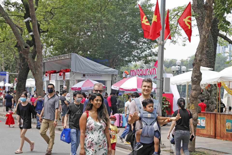 Du khách nước ngoài tham gia trên tuyến phố đi bộ Hồ Gươm. (Ảnh: Trần Việt/TTXVN)